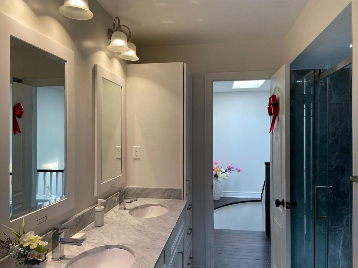 Btn Family-Style Bustling Area Self-Check-In So Fast Fiber Net Free Parking Apartment Toronto Bagian luar foto
