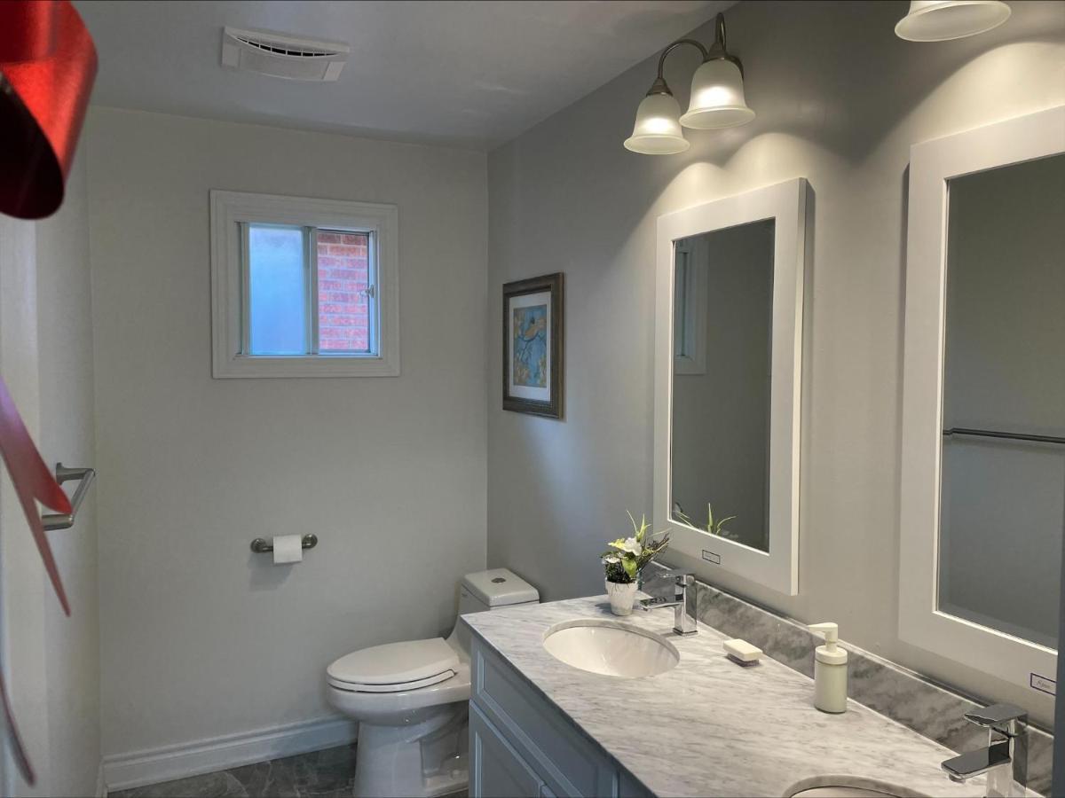 Btn Family-Style Bustling Area Self-Check-In So Fast Fiber Net Free Parking Apartment Toronto Bagian luar foto